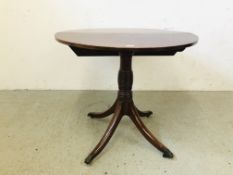 AN ANTIQUE MAHOGANY DROP SIDE PEDESTAL TABLE ON FOUR SPLAYED LEG SUPPORTS WITH CAST CLAWED FEET,