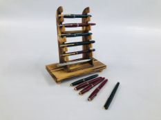 A GROUP OF 11 ASSORTED PARKER PENS TO INCLUDE VINTAGE FOUNTAIN EXAMPLES AND WOODEN STAND.