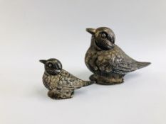 A VINTAGE WHITE METAL SALT H 3CM AND PEPPER H 5CM IN THE FORM OF BIRDS.