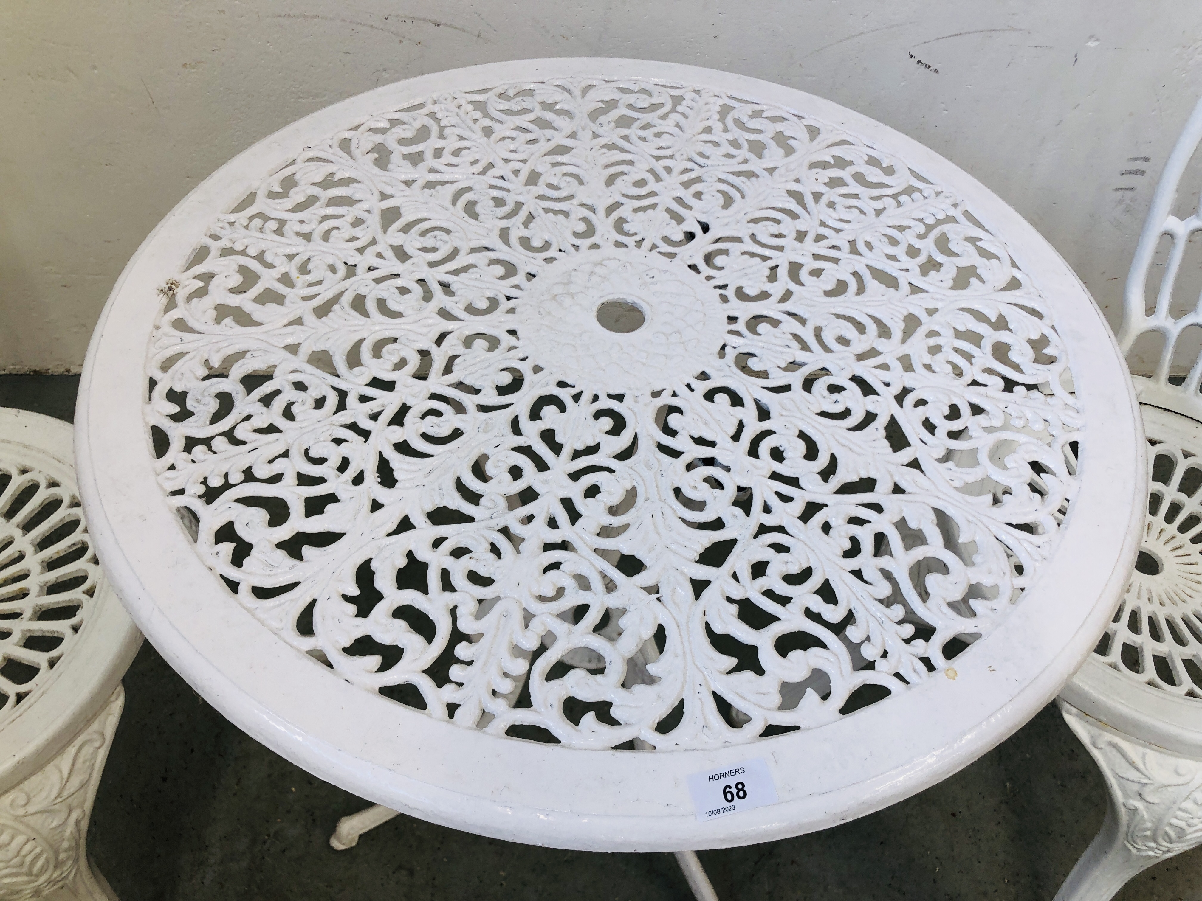 A WHITE FINISH CAST METAL BISTRO SET COMPRISING OF CIRCULAR TABLE AND 2 CHAIRS - Image 2 of 6