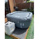 AN INFLATABLE LAY-Z-SPA HOT TUB MODEL HAWAII HYDRO JET PRO S200102 (66031) DIAMETER 180CM X HEIGHT