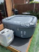 AN INFLATABLE LAY-Z-SPA HOT TUB MODEL HAWAII HYDRO JET PRO S200102 (66031) DIAMETER 180CM X HEIGHT