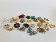A COLLECTION OF 23 VINTAGE BROOCHES TO INCLUDE GOLD TONE AND STONE SET EXAMPLES.