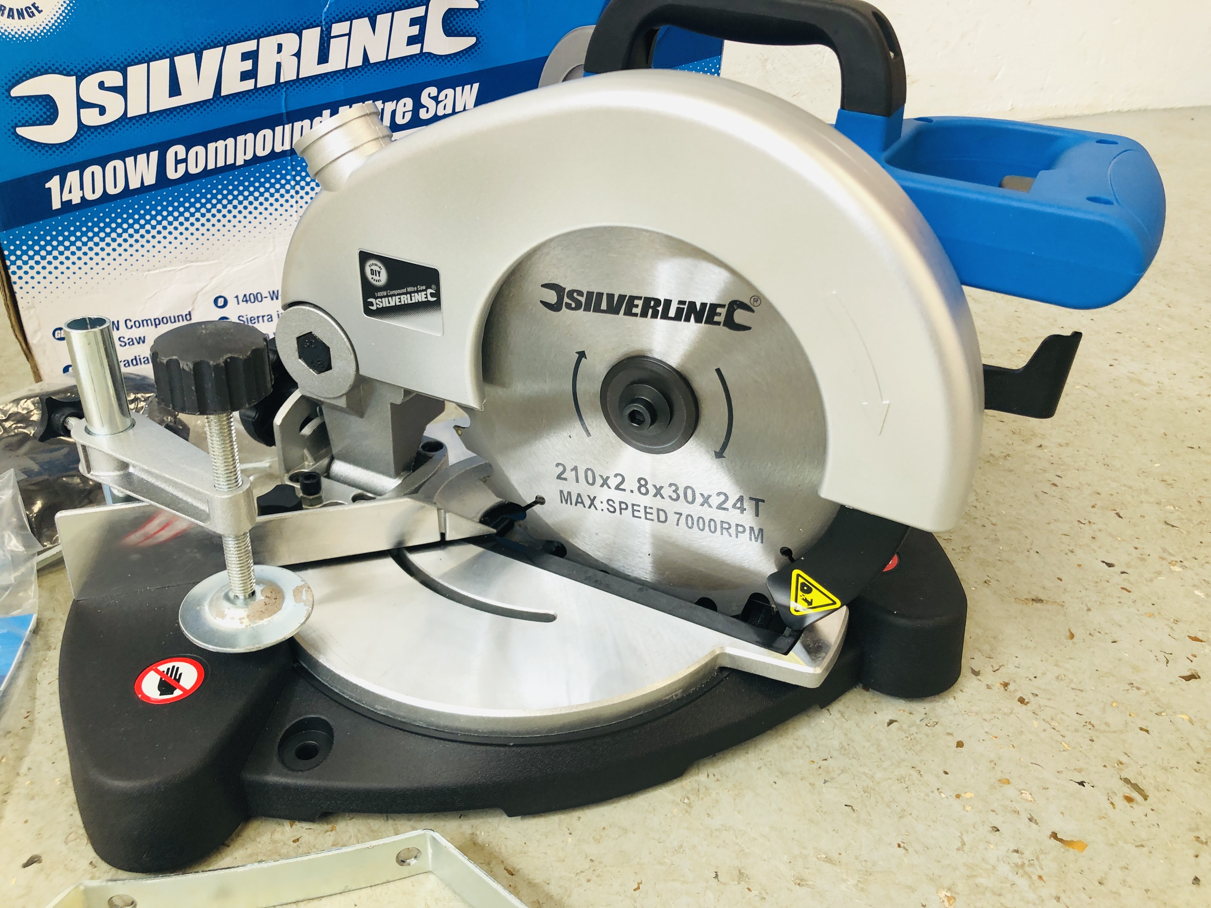A SILVERLINE 210MM 1400W COMPOUND MITRE SAW (AS NEW) - SOLD AS SEEN. - Image 2 of 3