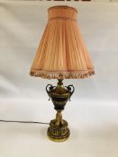 AN ELABORATE BRASS AND GILT ANTIQUE STYLE LAMP IN THE FORM OF A TWO HANDLED URN ON A CIRCULAR BASE