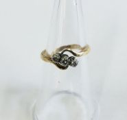 AN 18CT GOLD 3 STONE DIAMOND RING.