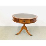 A REPRODUCTION FLAME MAHOGANY FINISH SINGLE PEDESTAL LEATHER TOOLED TOP 2 DRAWER DRUM TABLE - 84CM