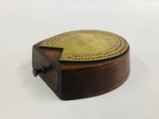 A VINTAGE BRASS AND HARDWOOD CRIBBAGE BOARD IN A HORSESHOE DESIGN. W 16 X 14CM.
