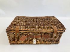 A WICKER PICNIC BASKET (PART COMPLETE), W 62CM X D 40CM X H 22CM.