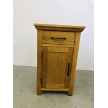 A SINGLE DOOR SINGLE DRAWER GOOD QUALITY SOLID OAK BEDSIDE CABINET - 43CM W X 32CM D X 76CM H.