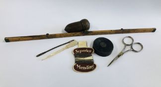 A GROUP OF VINTAGE SEWING ACCESSORIES TO INCLUDE A MEASURE,