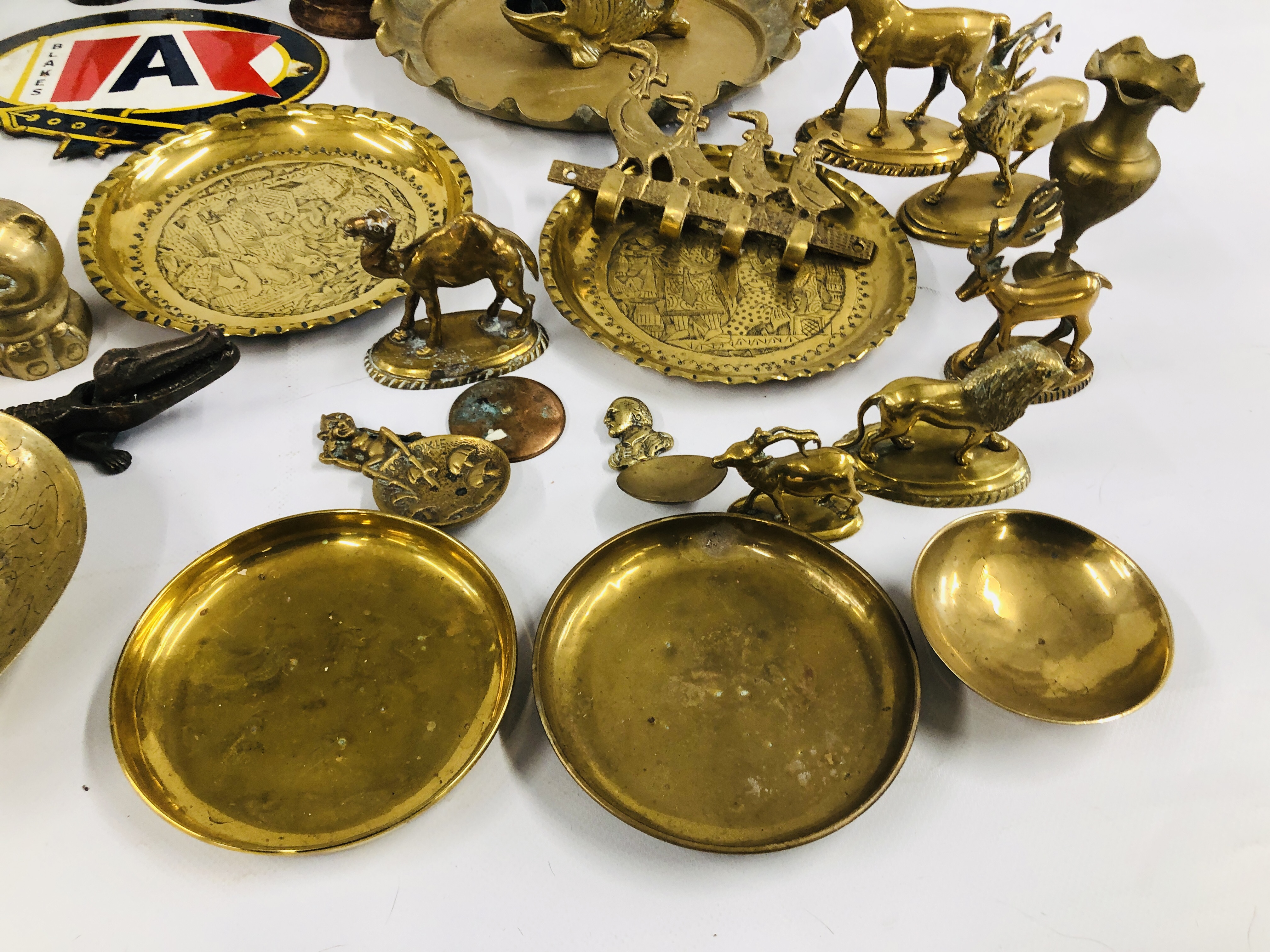 A SMALL COLLECTION OF MIXED BRASS AND METAL WARES ALONG WITH A VINTAGE BLAKES ENAMELLED SIGN. - Image 2 of 12