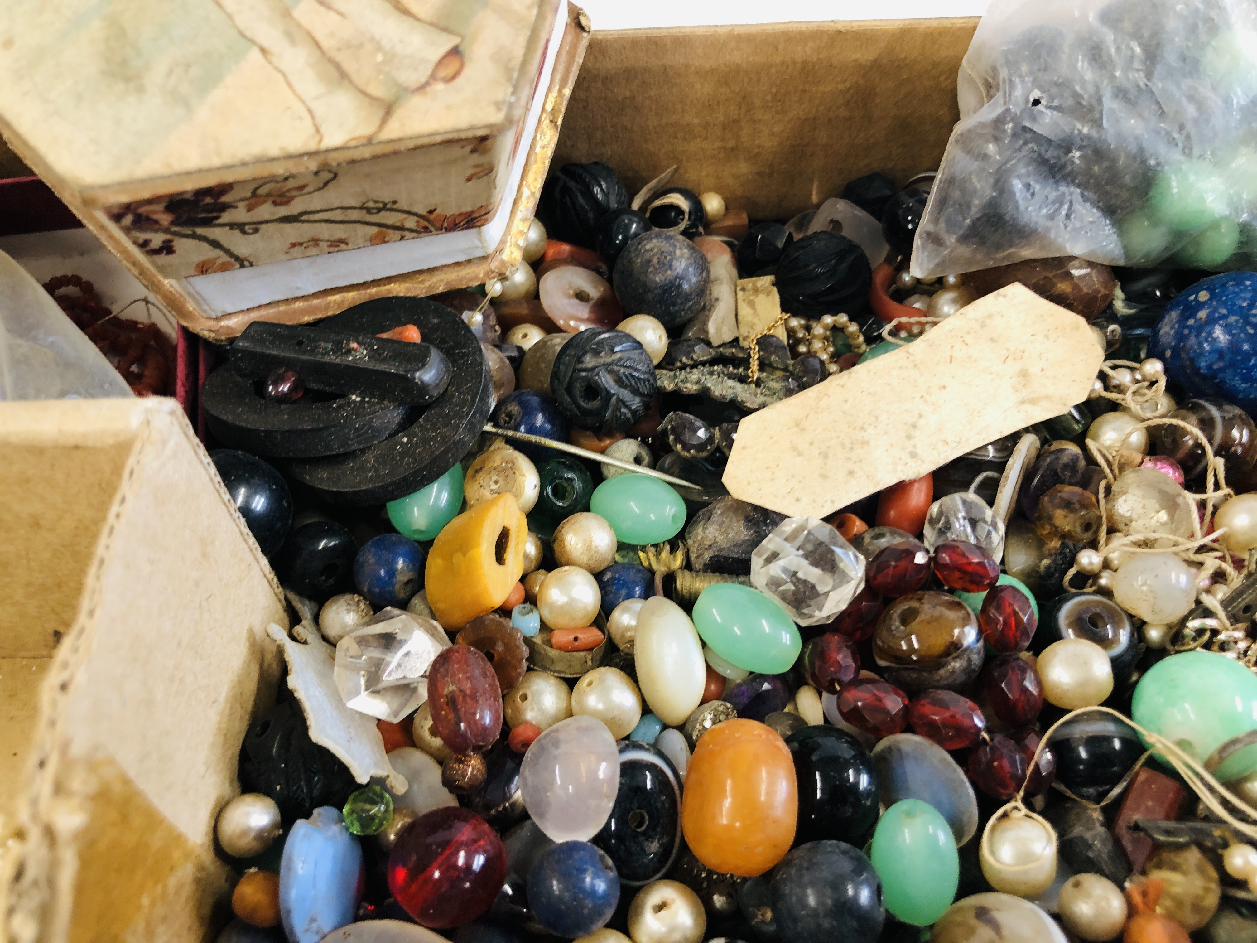 A TRAY CONTAINING AN EXTENSIVE COLLECTION OF ASSORTED BEADS AND POLISHED STONES ETC. - Image 4 of 7