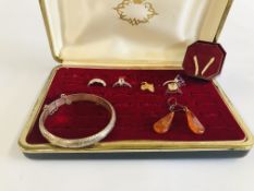 A GROUP OF JEWELLERY TO INCLUDE A SILVER HINGED BANGLE, PAIR OF YELLOW METAL TRI COLOURED EARRINGS,