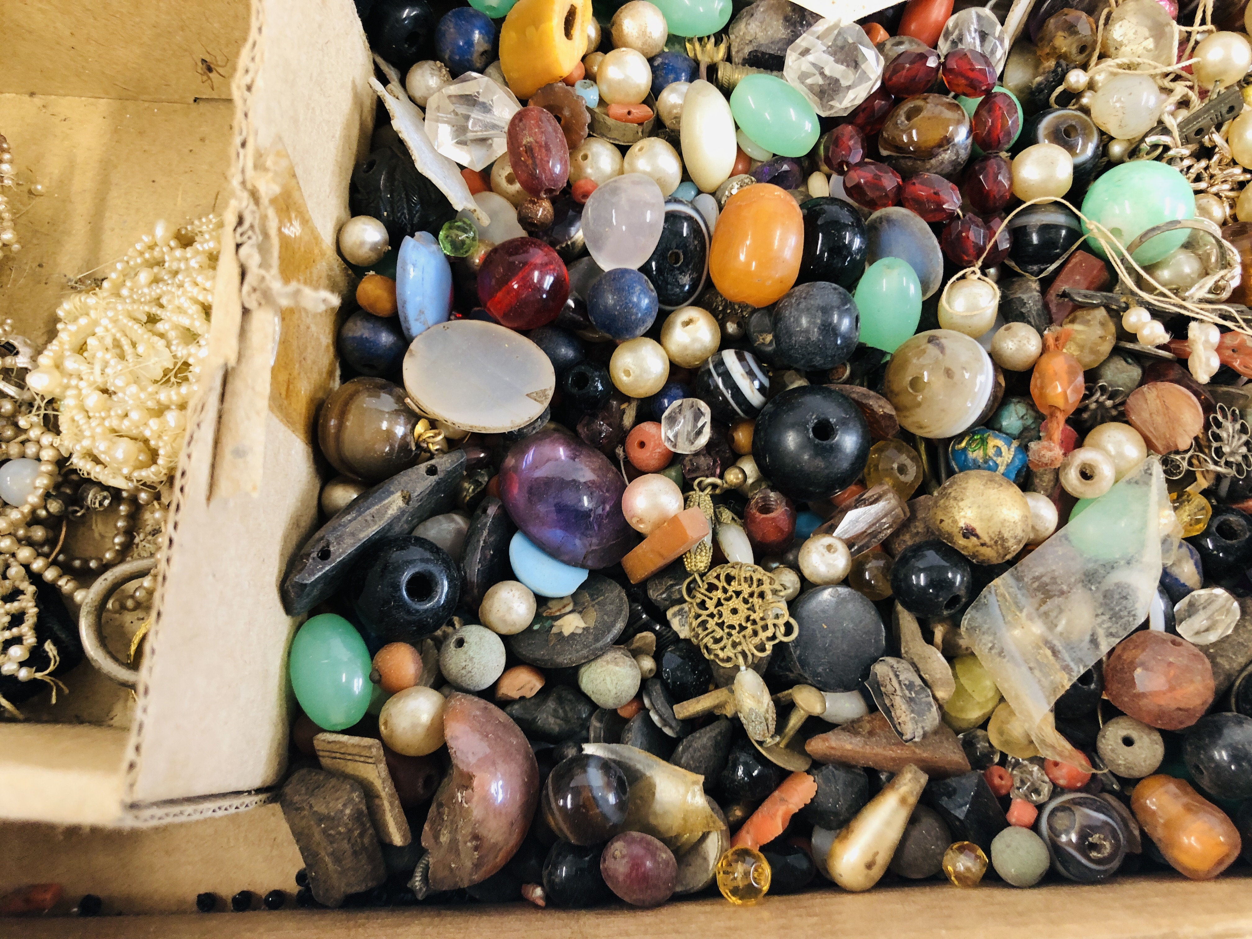 A TRAY CONTAINING AN EXTENSIVE COLLECTION OF ASSORTED BEADS AND POLISHED STONES ETC. - Image 5 of 7