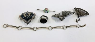 TWO VINTAGE SILVER BROOCHES TO INCLUDE A MARCASITE EXAMPLE,