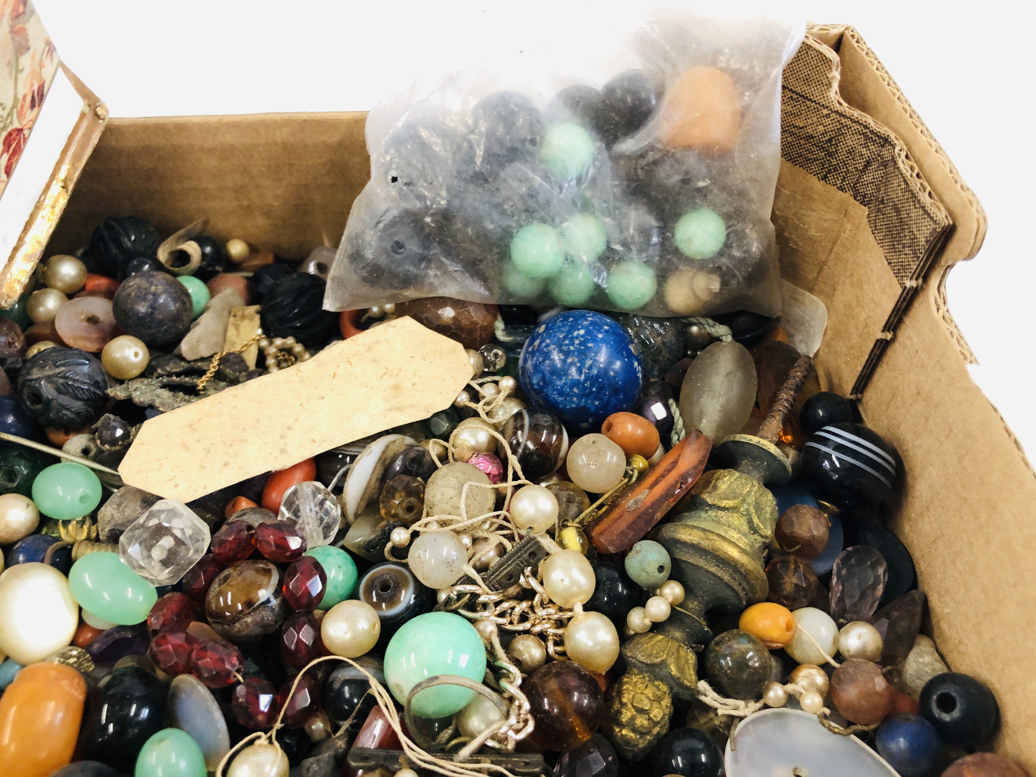 A TRAY CONTAINING AN EXTENSIVE COLLECTION OF ASSORTED BEADS AND POLISHED STONES ETC. - Image 3 of 7