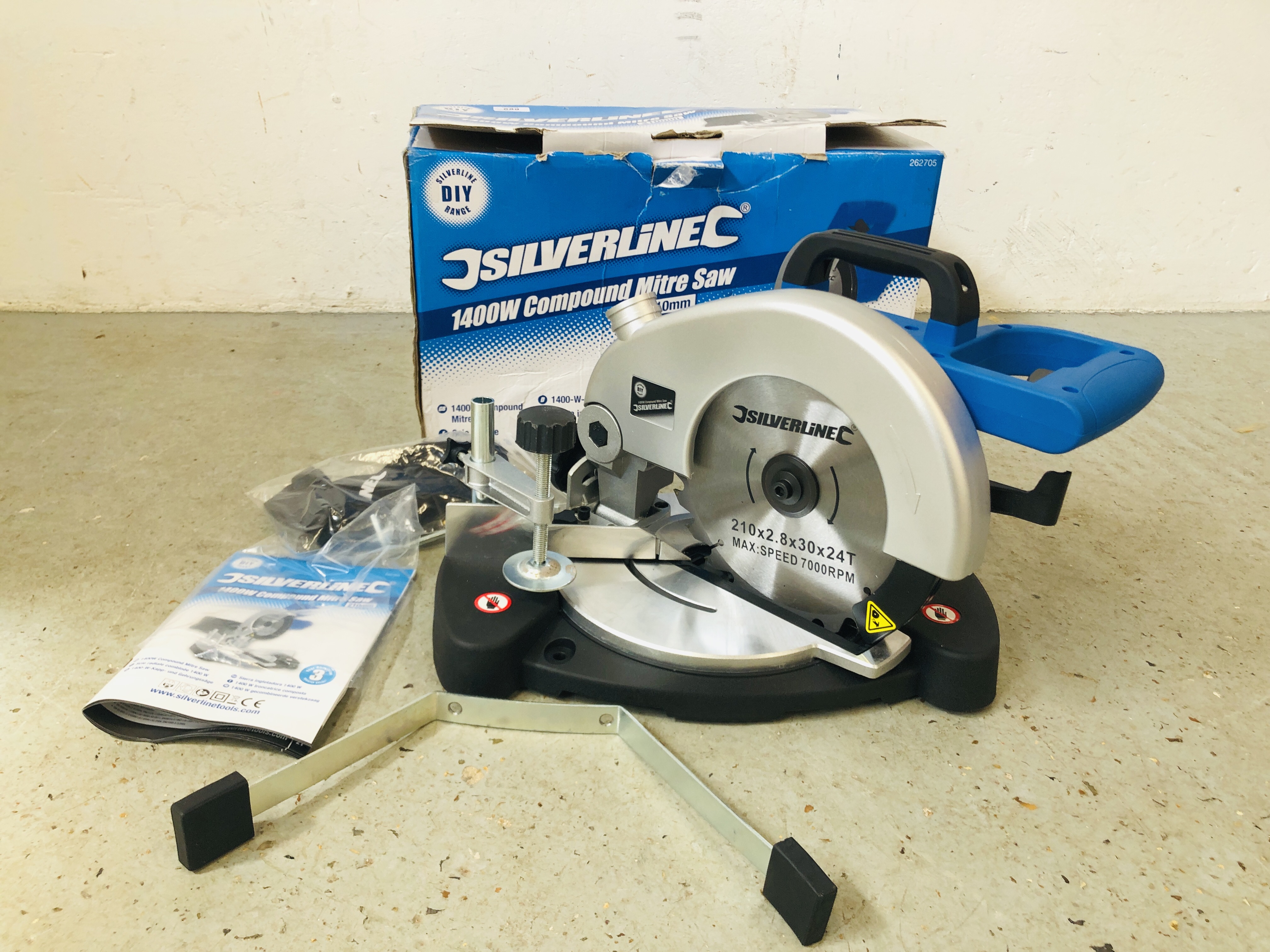 A SILVERLINE 210MM 1400W COMPOUND MITRE SAW (AS NEW) - SOLD AS SEEN.