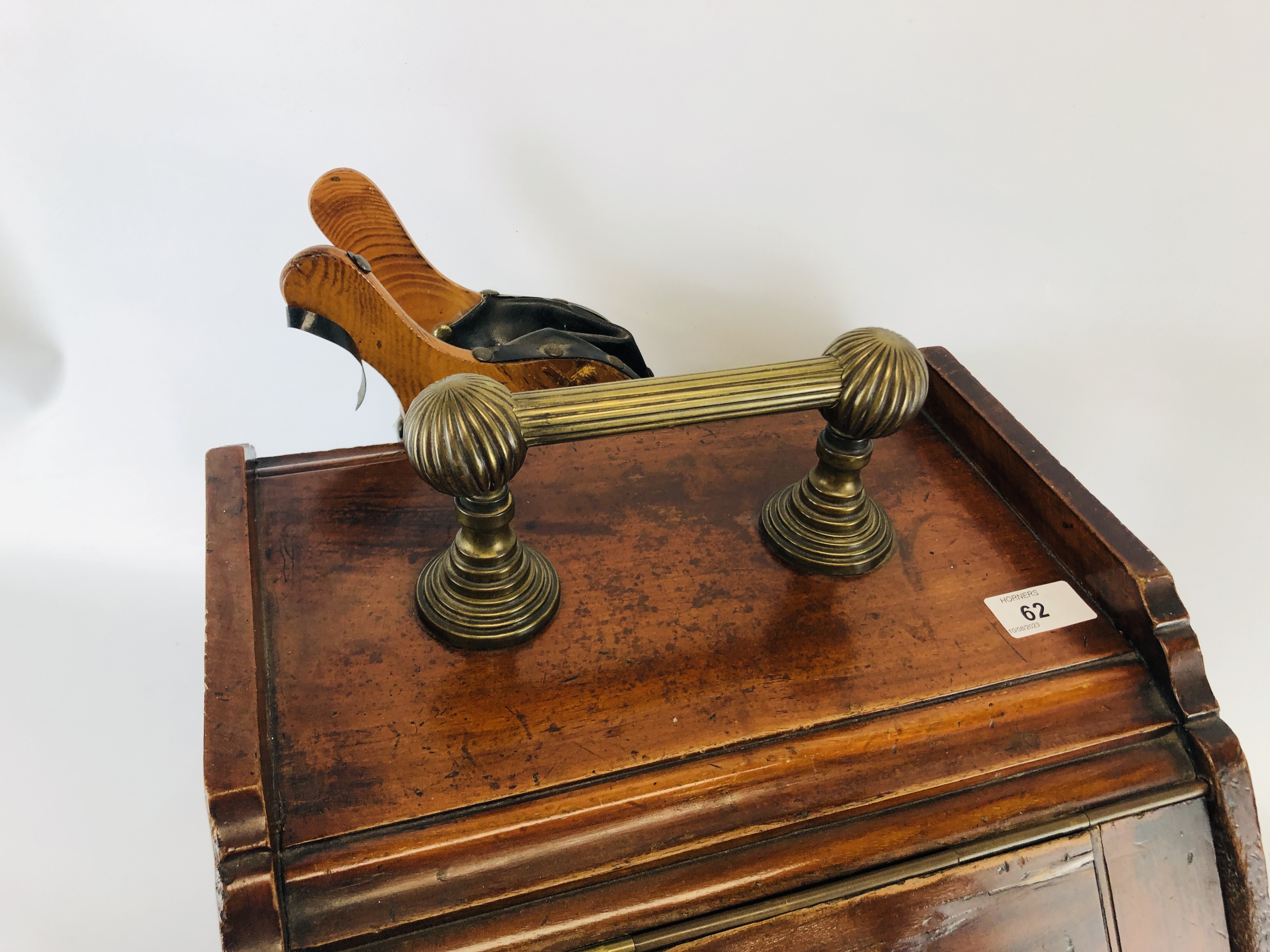 ANTIQUE EDWARDIAN MAHOGANY AND BRASS COAL BOX WITH BELLOWS. - Image 2 of 7