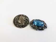 AN ART NOUVEAU STYLE WHITE METAL BROOCH,