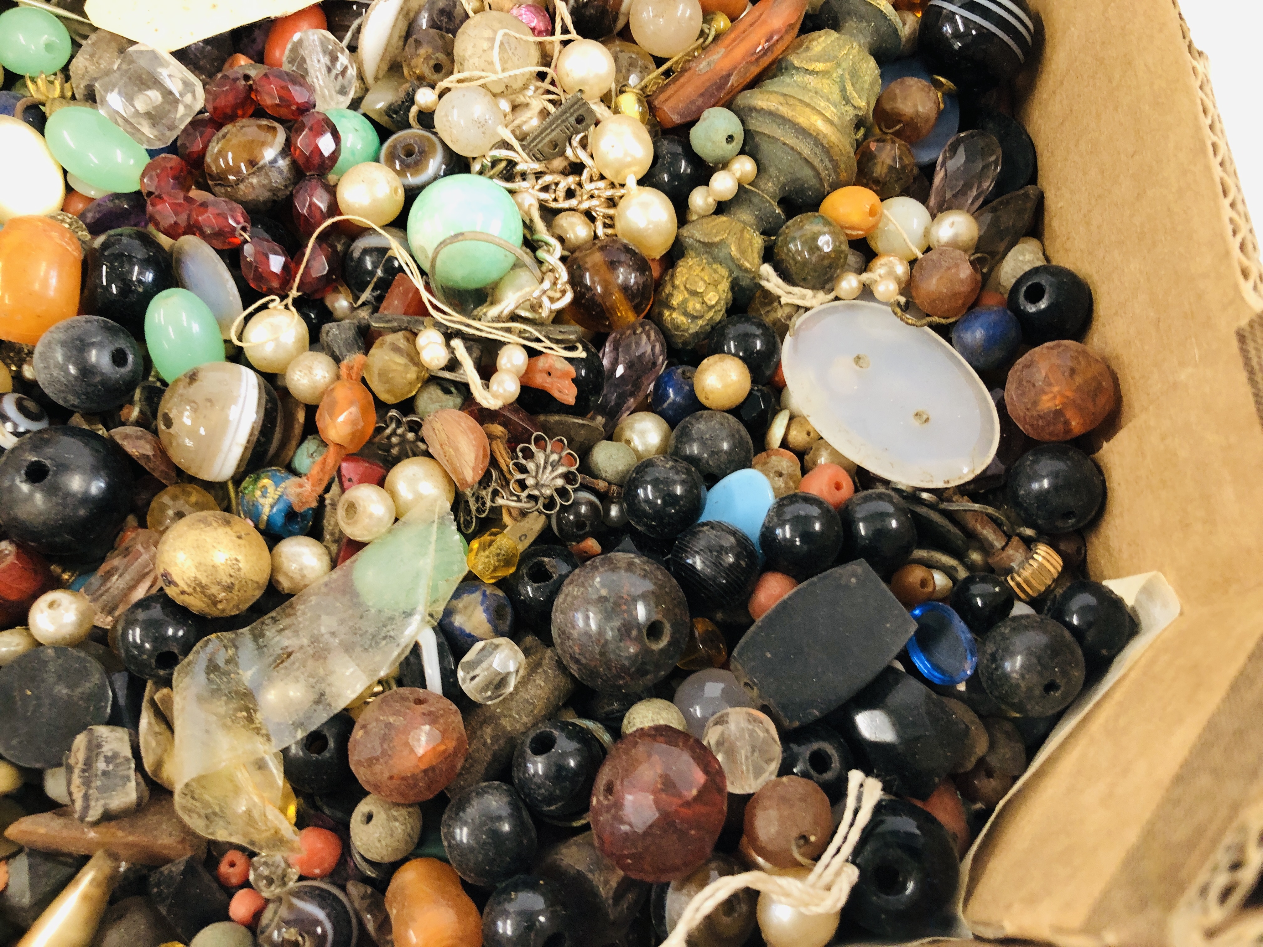 A TRAY CONTAINING AN EXTENSIVE COLLECTION OF ASSORTED BEADS AND POLISHED STONES ETC. - Image 2 of 7