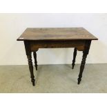 A VINTAGE OAK HALL TABLE ON TURNED SUPPORTS - W 83CM X D 47CM X H 74CM.