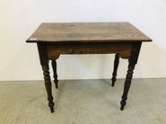 A VINTAGE OAK HALL TABLE ON TURNED SUPPORTS - W 83CM X D 47CM X H 74CM.