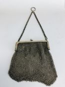 A LADY'S SILVER CHAIN MAIL EVENING PURSE A/F.