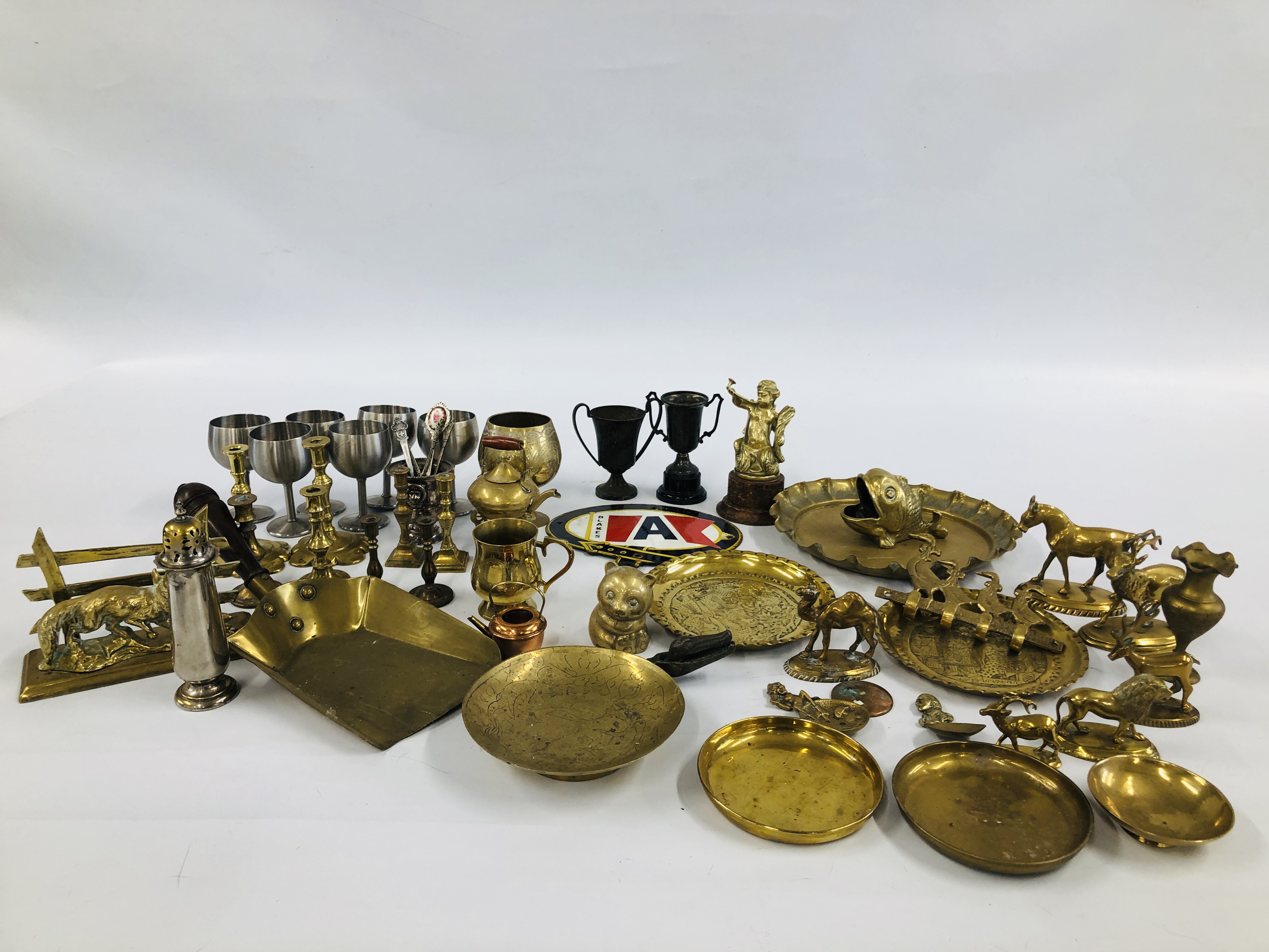 A SMALL COLLECTION OF MIXED BRASS AND METAL WARES ALONG WITH A VINTAGE BLAKES ENAMELLED SIGN.