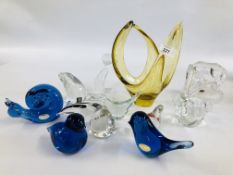 GROUP OF STUDIO GLASS PIECES TO INCLUDE WEDGWOOD, LANGHAM, ROYAL KRONG ETC (TOTAL 12 PIECES).