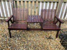 A PAINTED GARDEN WOODEN COMPANION SEAT WITH CENTRAL TABLE