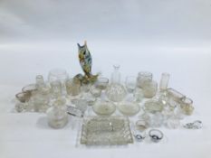 A BOX CONTAINING A GROUP OF VINTAGE GLASSWARE TO INCLUDE CLEAR GLASS LINERS,