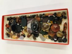 A TRAY CONTAINING AN EXTENSIVE COLLECTION OF POLISHED STONES.