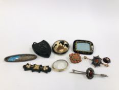 A GROUP OF VINTAGE PENDANTS AND BROOCHES TO INCLUDE A MOURNING BROOCH,