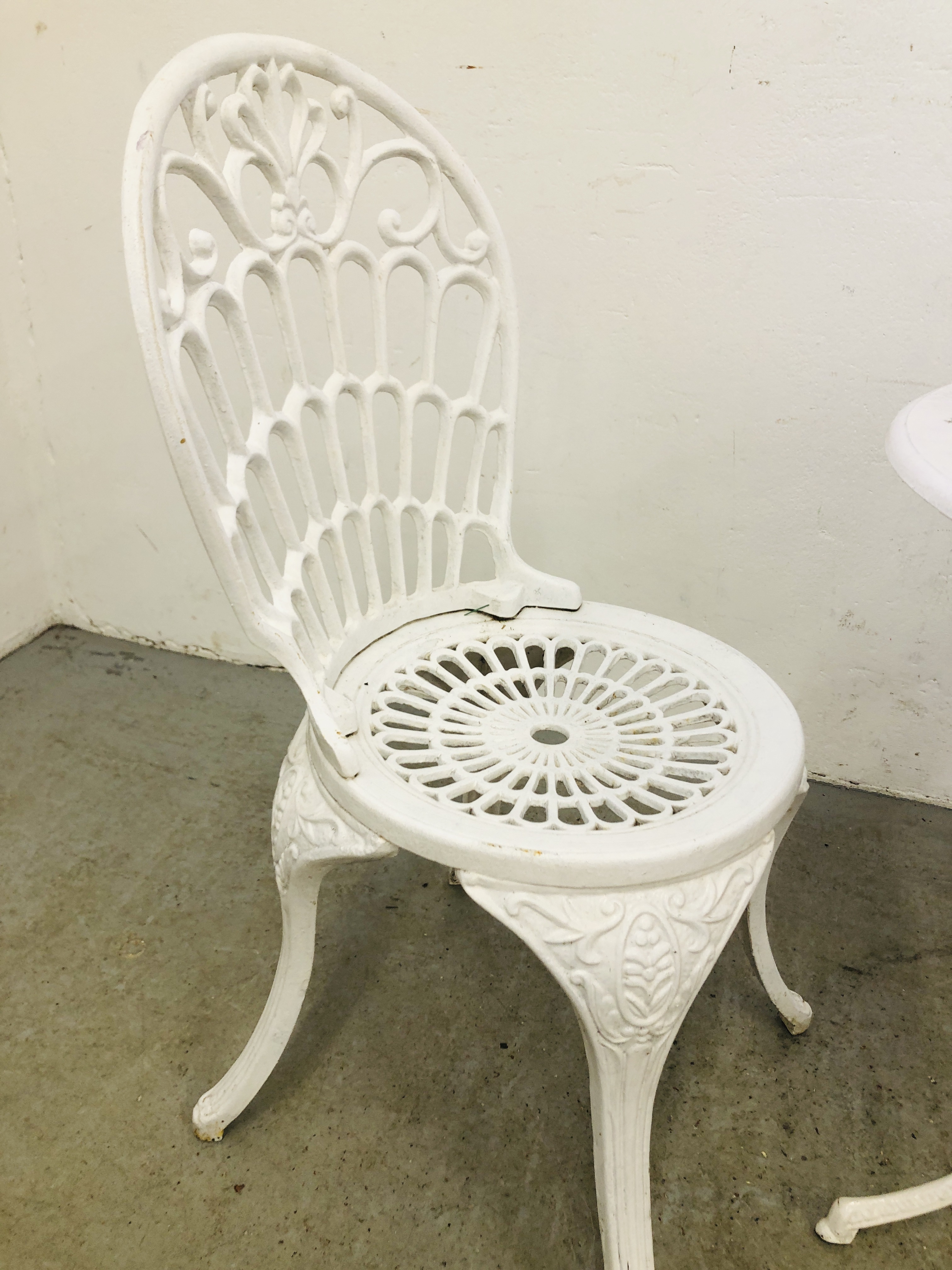 A WHITE FINISH CAST METAL BISTRO SET COMPRISING OF CIRCULAR TABLE AND 2 CHAIRS - Image 4 of 6