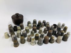 A GROUP OF VINTAGE THIMBLES TO INCLUDE SILVER EXAMPLE ALONG WITH A TURNED WOODEN CASE.