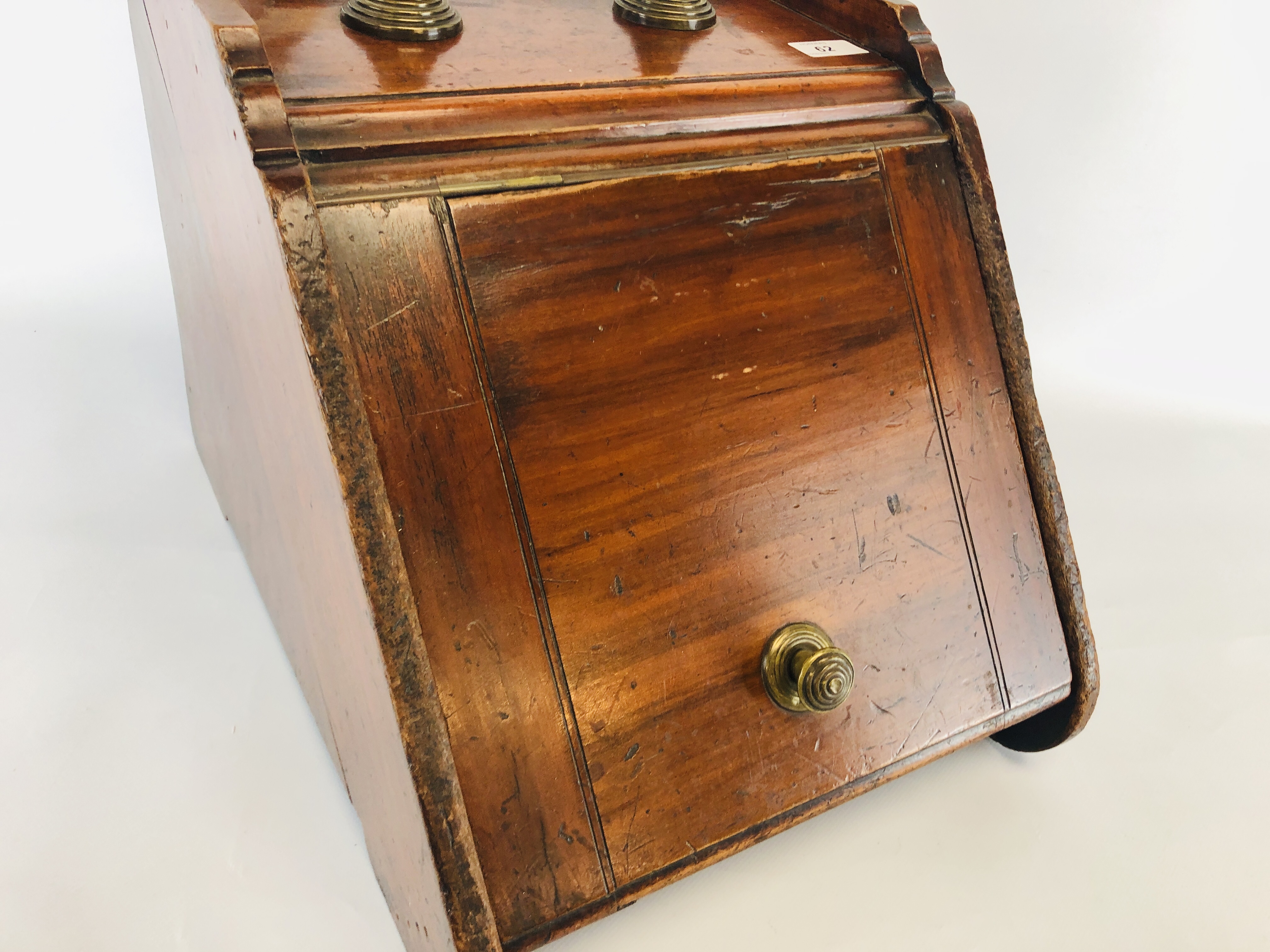 ANTIQUE EDWARDIAN MAHOGANY AND BRASS COAL BOX WITH BELLOWS. - Image 3 of 7