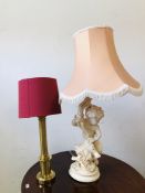 A LARGE CLASSICAL PLASTER TABLE LAMP WITH A SALMON PINK FRINGED SHADE (H69CM NOT INCLUDING SHADE,