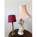 A LARGE CLASSICAL PLASTER TABLE LAMP WITH A SALMON PINK FRINGED SHADE (H69CM NOT INCLUDING SHADE,