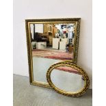 A GOOD QUALITY BEVELLED GLASS WALL MIRROR IN DECORATIVE GILT FRAME - 68.5CM X 96.