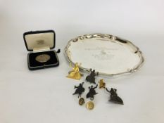 A GROUP OF NORFOLK REG CAP BADGES, COLLAR CLOGS AND A SWEETHEART BROOCH ETC.