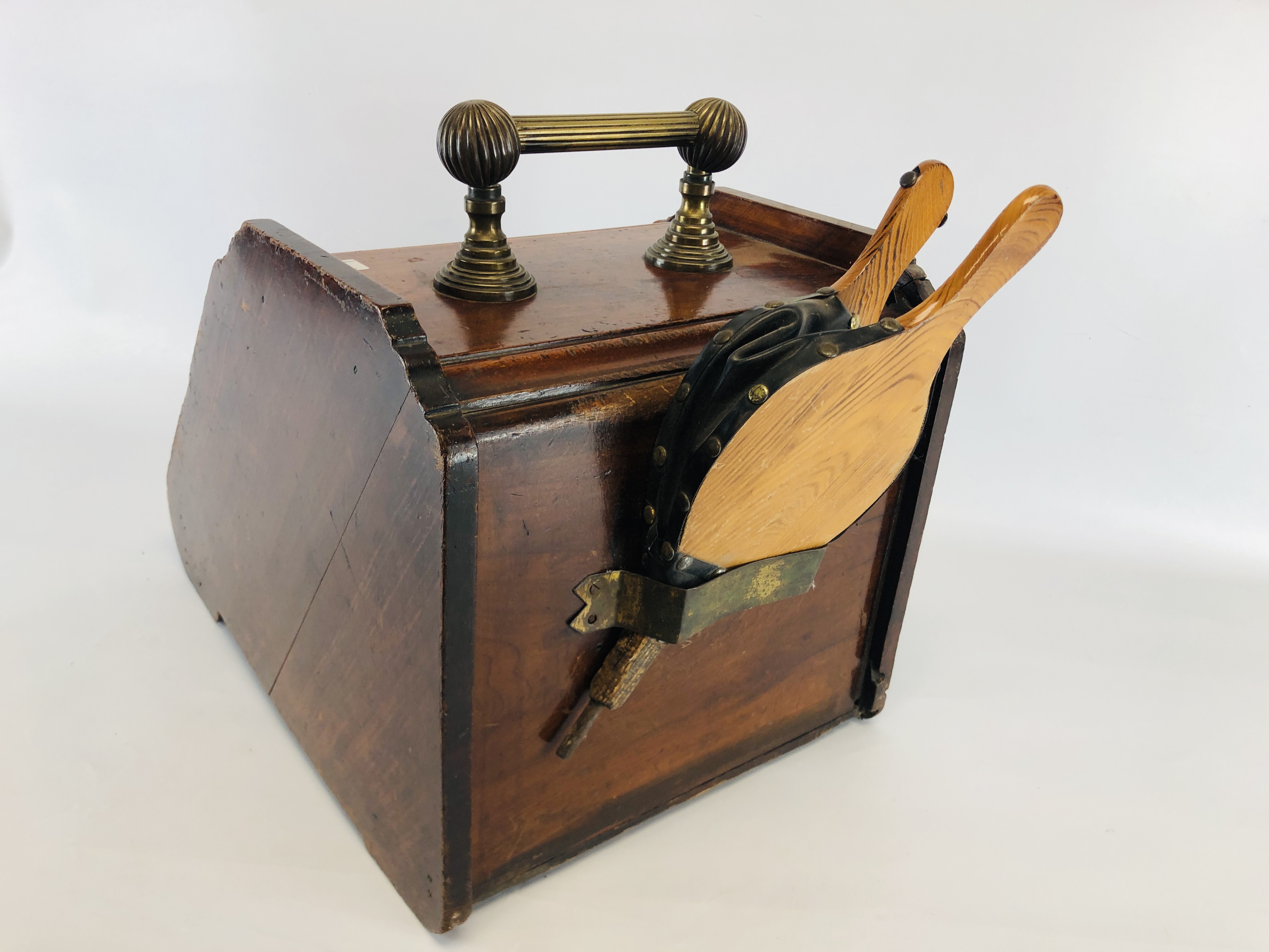 ANTIQUE EDWARDIAN MAHOGANY AND BRASS COAL BOX WITH BELLOWS. - Image 7 of 7