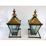 A PAIR OF VINTAGE BRASS TOPPED WALL LANTERNS COMPLETE WITH WALL MOUNTING BRACKETS 70CM H - WIRES