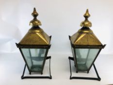 A PAIR OF VINTAGE BRASS TOPPED WALL LANTERNS COMPLETE WITH WALL MOUNTING BRACKETS 70CM H - WIRES