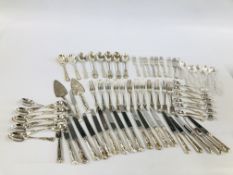 A QUANTITY OF LOOSE SILVER PLATED KINGS PATTERN CUTLERY.