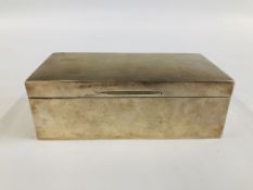 A SILVER CIGARETTE BOX, THE TOP WITH ENGINE TURNED FINISH, UN-ENGRAVED BIRMINGHAM ASSAY,