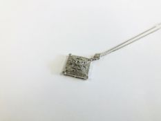 A 9CT WHITE GOLD DIAMOND SET PENDANT NECKLACE.