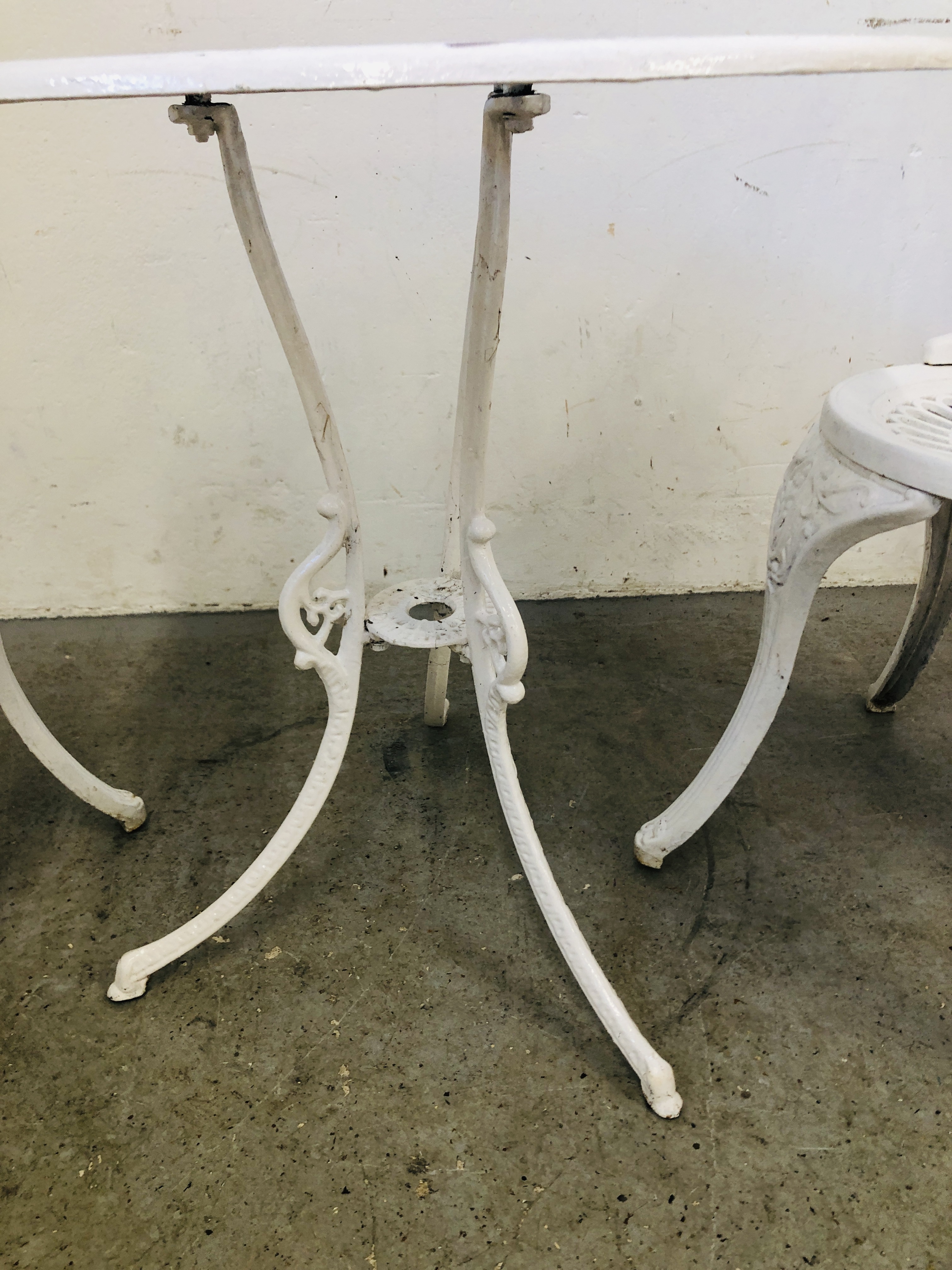 A WHITE FINISH CAST METAL BISTRO SET COMPRISING OF CIRCULAR TABLE AND 2 CHAIRS - Image 3 of 6