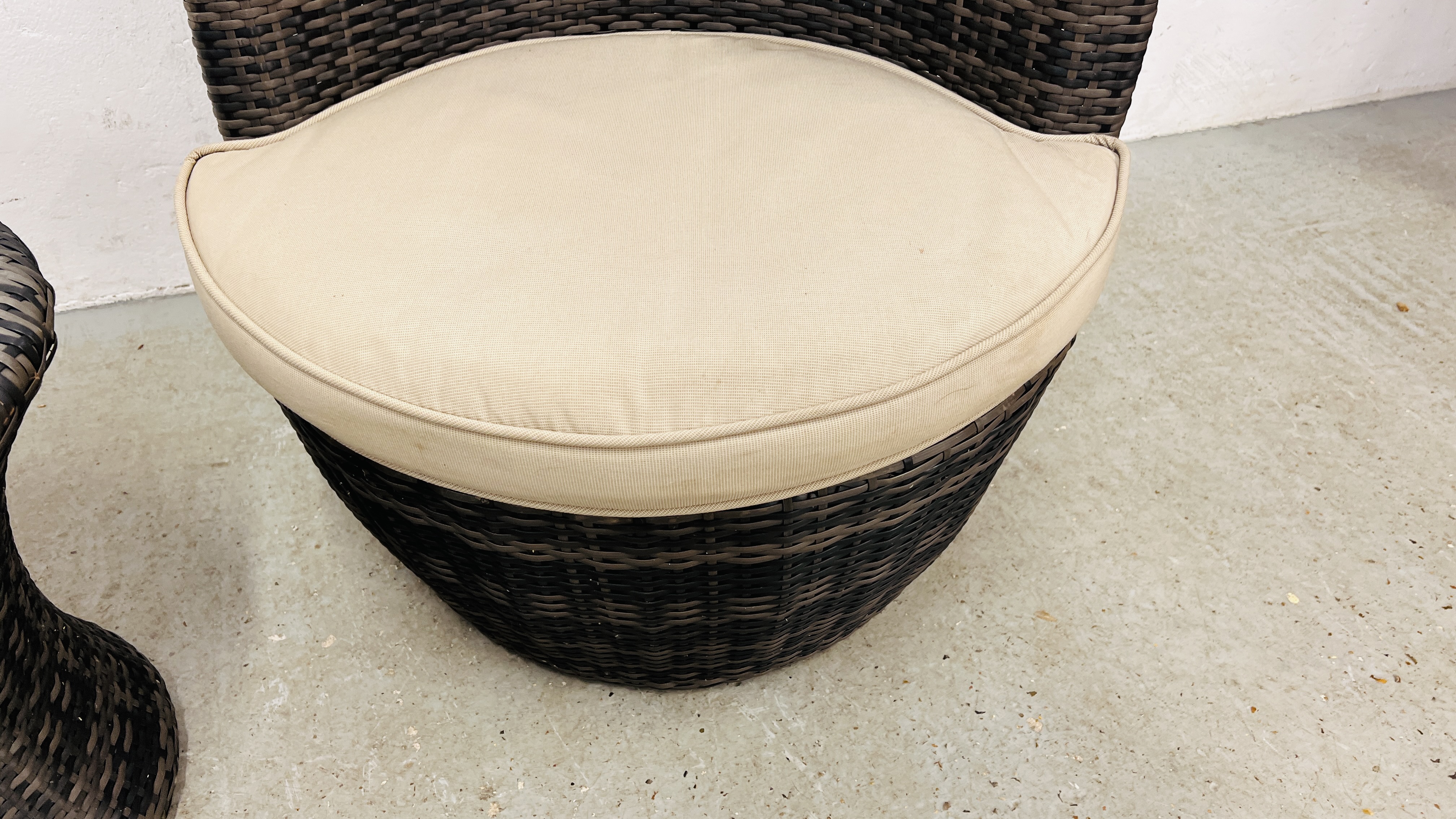 A PAIR OF MODERN GARDEN WOVEN BARREL CHAIRS ALONG WITH A MATCHING CIRCULAR TABLE. - Image 4 of 8