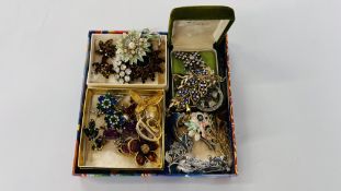 A COLLECTION OF ASSORTED VINTAGE EARRINGS AND BROOCHES TO INCLUDE EXAMPLES MARKED "WEISS" ETC.